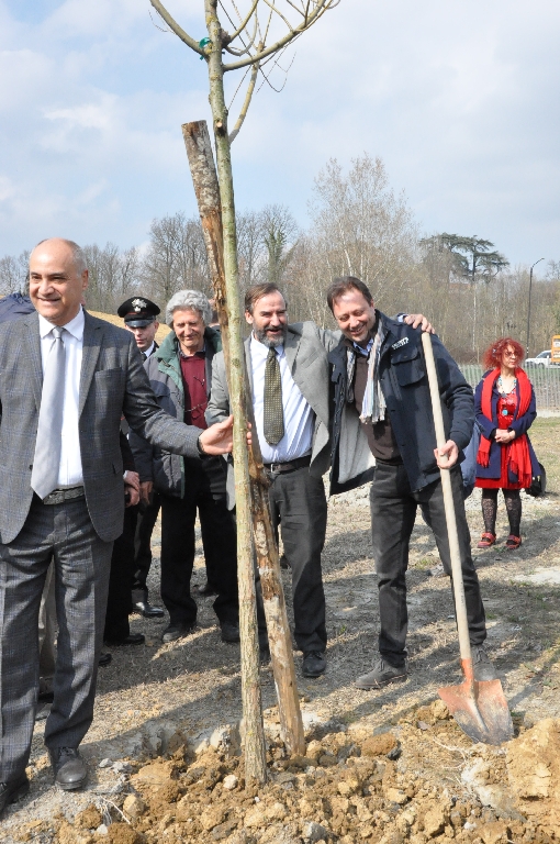 Piantagione di un albero da parte di Fabio Musso (Presidente dell Ordine degli Architetti di Asti) [Foto di Daniela Bosia].