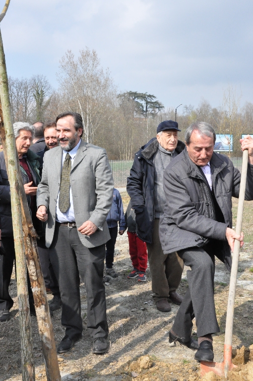  Piantagione di un albero da parte di Carlo Alberto Botto [Foto di Daniela Bosia].