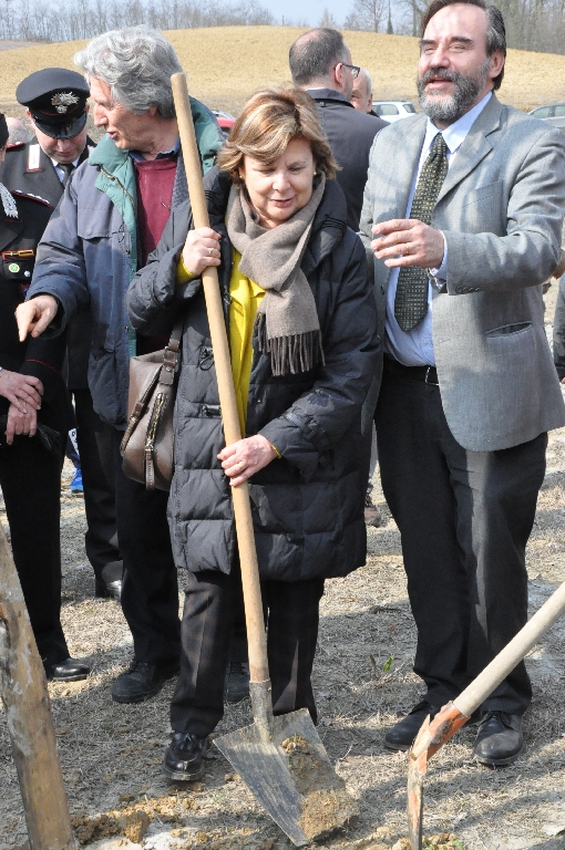  Piantagione di un albero da parte di Carla Pettazzi dell Ordine degli Ingegneri di Asti [Foto di Daniela Bosia].