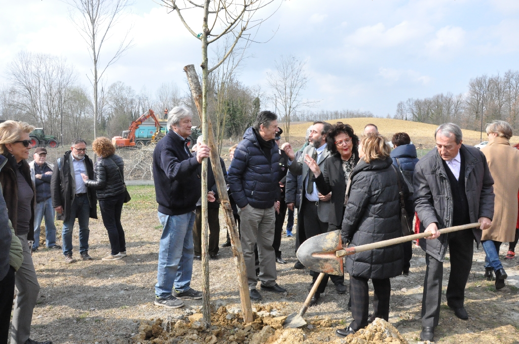  Piantagione di un albero da parte di Ida Grossi (Direttore generale dell ASL di Asti) [Foto di Daniela Bosia].