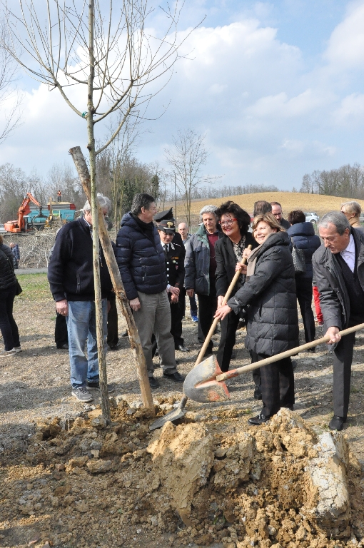  Piantagione di un albero da parte di Ida Grossi (Direttore generale dell ASL di Asti) [Foto di Daniela Bosia].