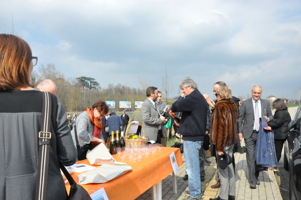 Brindisi con il Moscato d Asti all avvenuta inaugurazione del Giardino [Foto di Daniela Bosia].