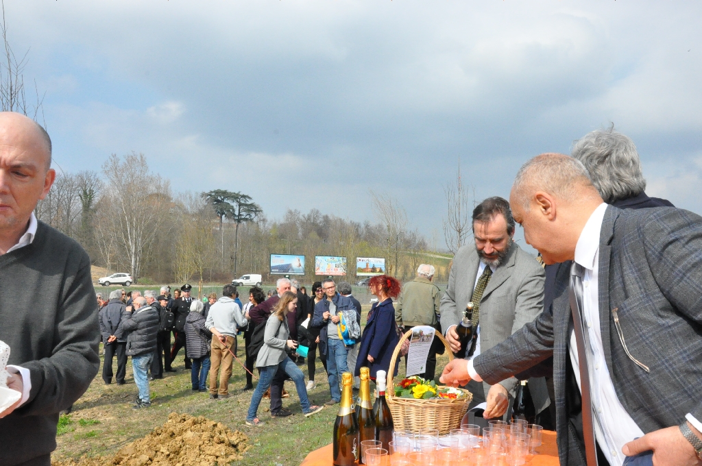 Brindisi con il Moscato d Asti all avvenuta inaugurazione del Giardino [Foto di Daniela Bosia].