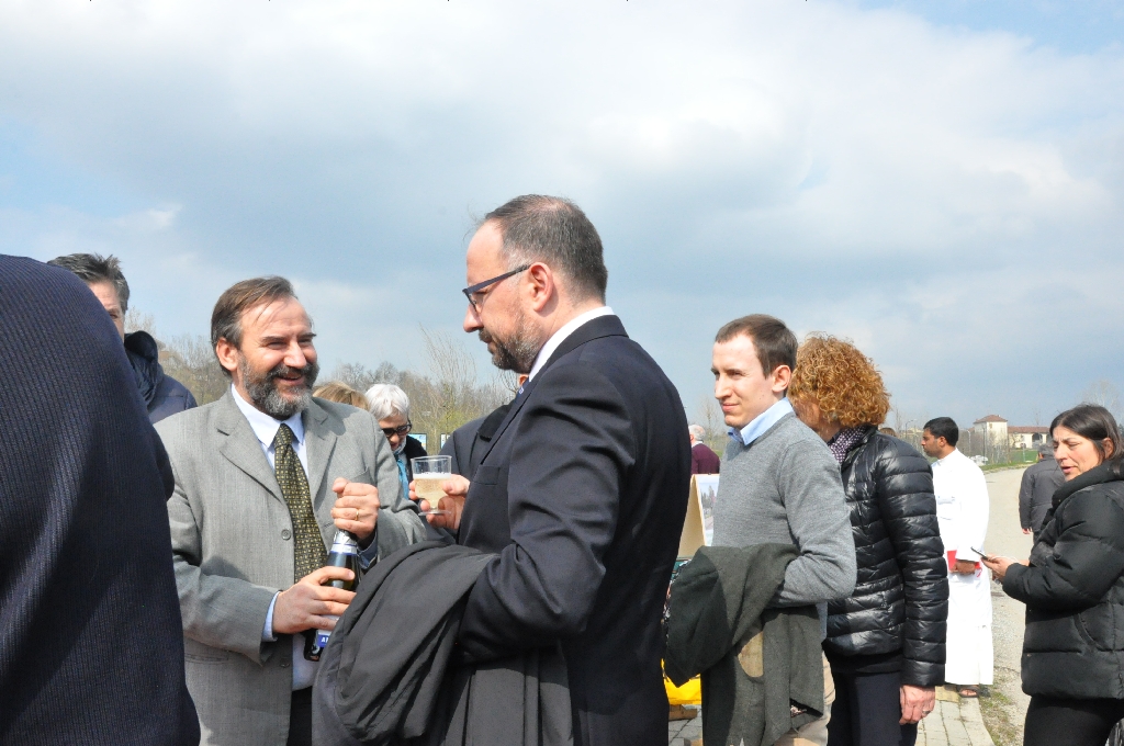 Brindisi con il Moscato d Asti all avvenuta inaugurazione del Giardino [Foto di Daniela Bosia].