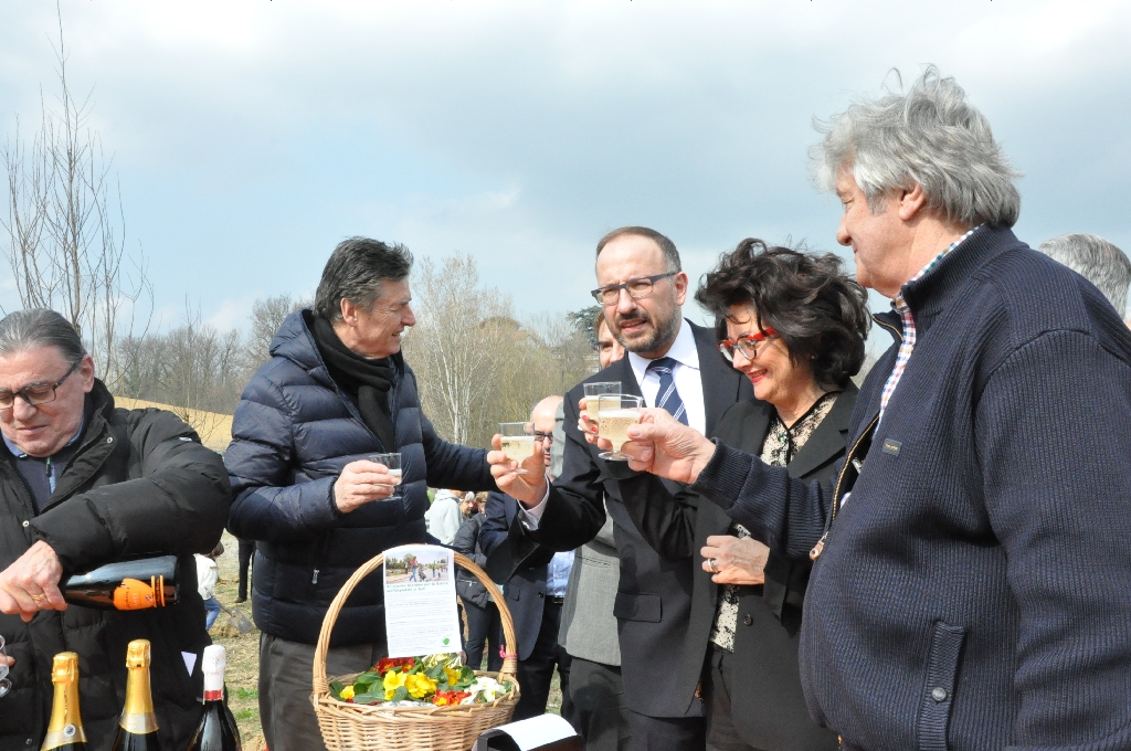 Brindisi con il Moscato d Asti all avvenuta inaugurazione del Giardino [Foto di Daniela Bosia].