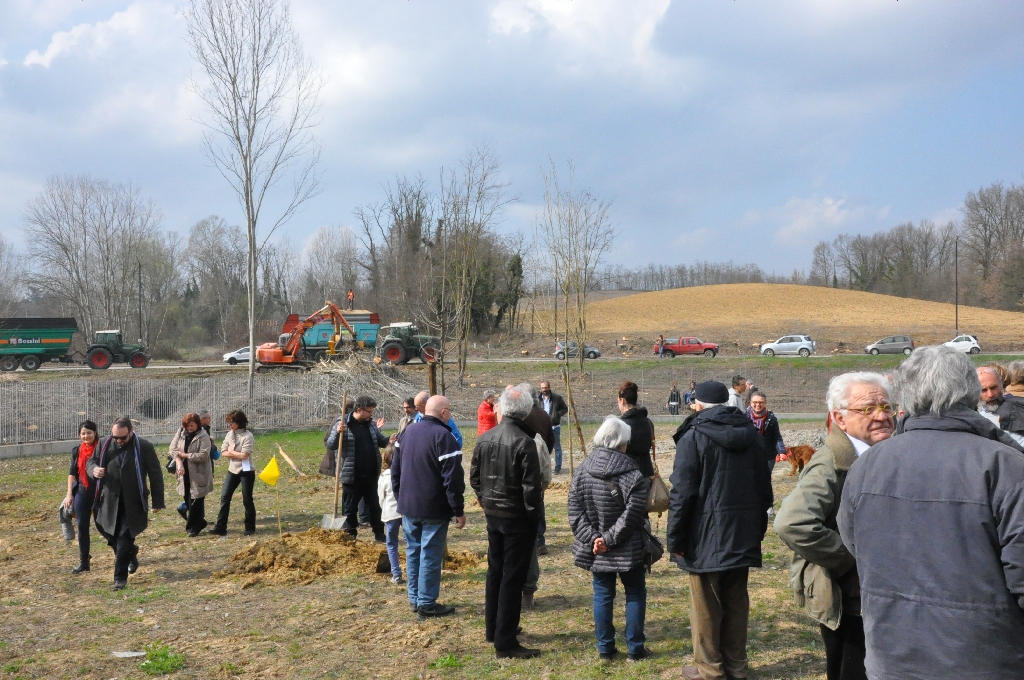 Veduta del numeroso ed interessato pubblico presente all inaugurazione del nuovo Parco della Salute dell Ospedale Cardinal Massaia di Asti [Foto di Daniela Bosia].