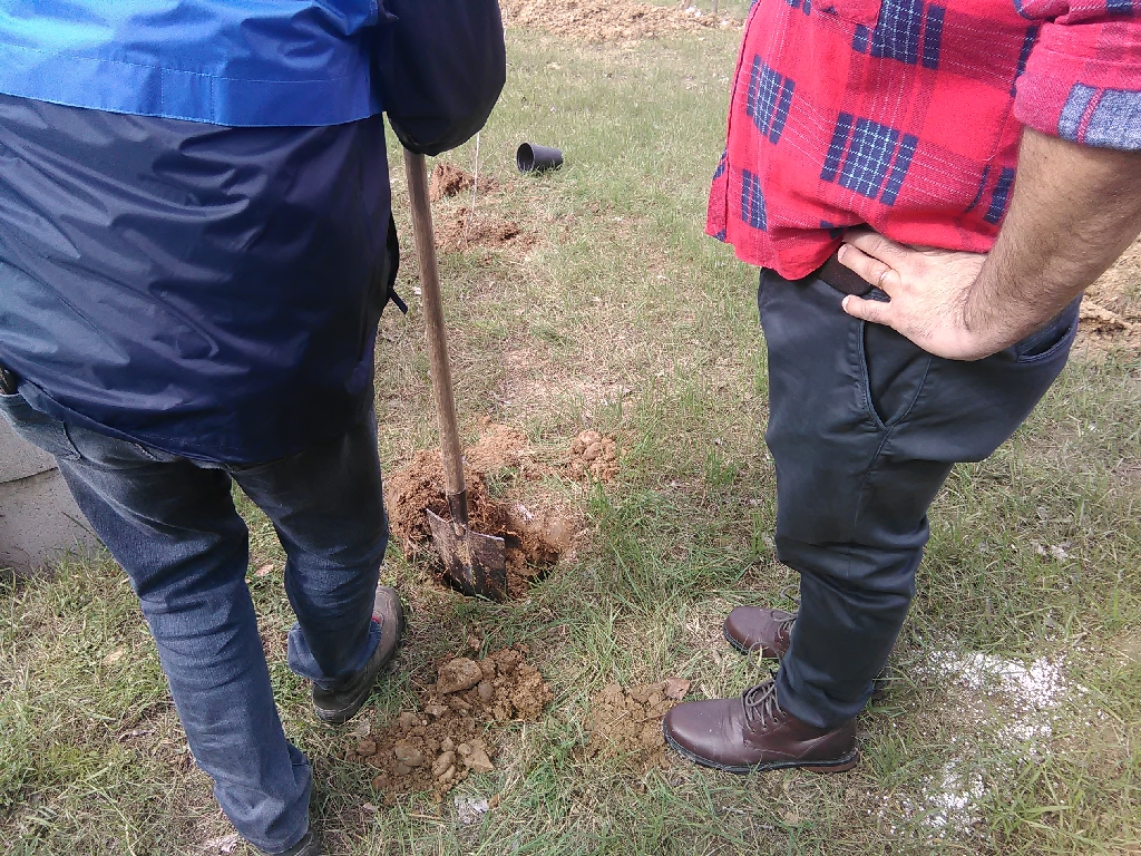 Scavo delle buche per la messa a dimora dei biancospini [FOTO  di Francesco Devecchi].