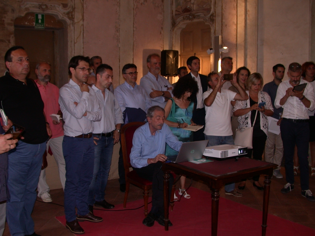 Presentazione da parte di vari professionisti delle problematiche di dissesto della Linea ferroviaria nel tratto Castagnole delle Lanze-Alba e delle misure da mettere in atto per il ripristino e messa in sicurezza [Foto di Riccardo Palma].