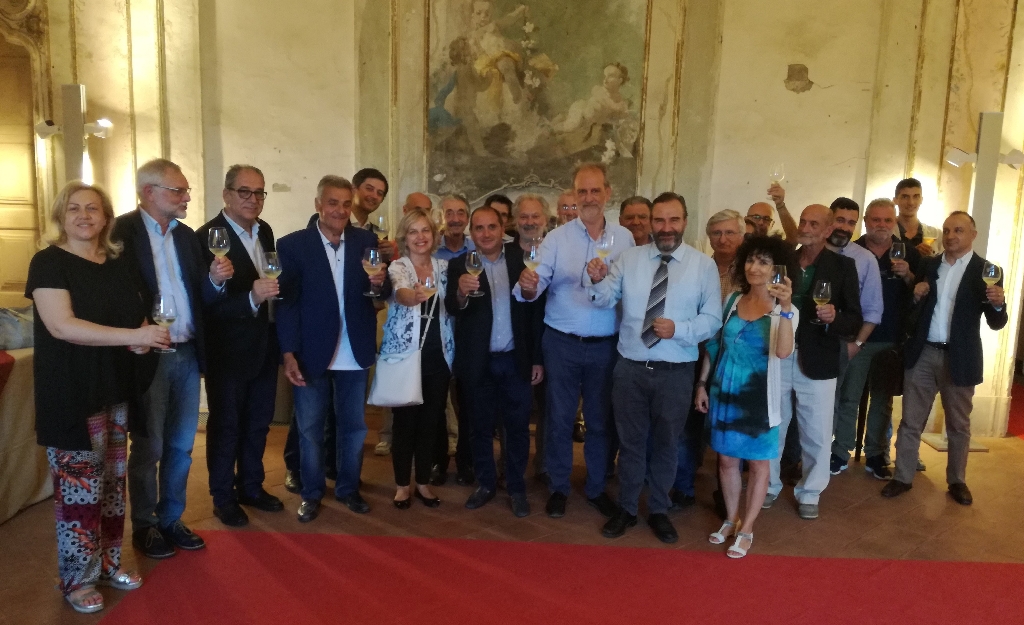 Brindisi al termine dell incontro con l Assessore regionale Francesco Balocco, i rappresentati di RFI, i membri del Tavolo tecnico per la mobilità sostenibile e il numeroso pubblico all avvenuta presentazione del progetto di messa in sicurezza della Linea Castagnole-Alba nei tratti interessati da dissesti e alla decisione assunta dalla Regione Piemonte di una riattivazione del servizio ferroviario da giugno 2019 tra Asti e Castagnole delle Lanze [Foto di Riccardo Palma].