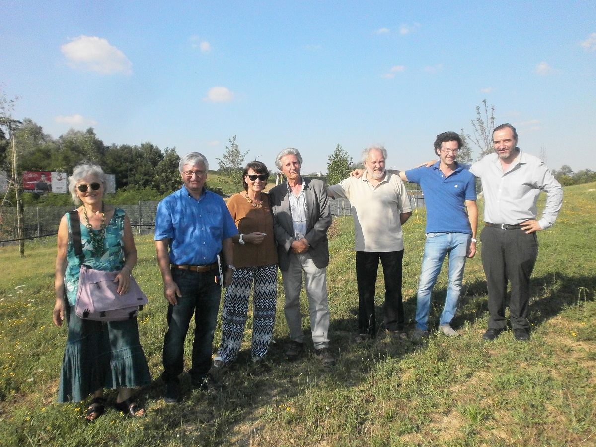 Foto ricordo al termine del sopralluogo al Parco della Salute con l esame del nuovo impianto di irrigazione in grado di rifornire singolarmente ogni albero di recente piantagione. Da (sx): Mirella Zitti, Angelo Porta, Elena Berta, Giancarlo Dapavo, Ernesto Doglio Cotto, Alessandro Testa e Marco Devecchi [Foto di Alberto Testa].