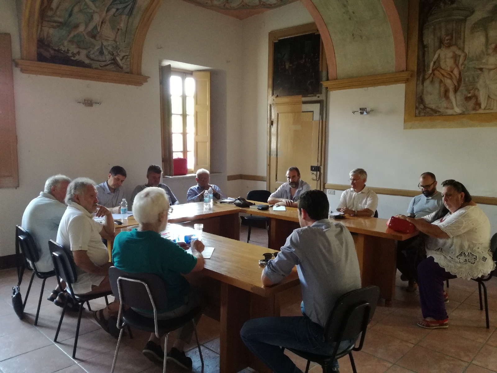 Avvio della riunione del Tavolo tecnico con il saluto introduttivo del Sindaco Cristiano Massaia di Aramengo d Asti.