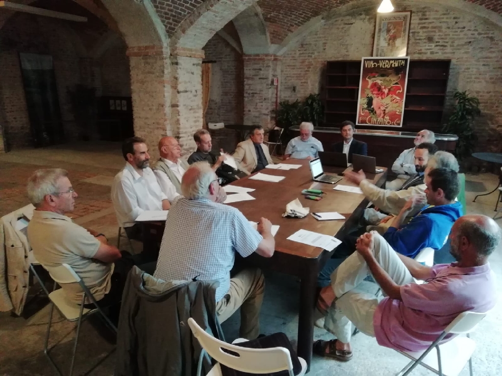  Foto della riunione organizzata dal Tavolo tecnico per la mobilità sostenibile per l esame della Proposta di legge regionale su "Disposizioni per la tutela, la valorizzazione e il pieno impiego della rete ferroviaria regionale" presso la Sala riunioni di Palazzo Gazelli ad Asti. Nell immagine (da sx in basso in senso orario): Gigi Fiore (FIAB), Marco Devecchi e Erildo Ferro (Osservatorio del paesaggio astigiano), Mario Didier (Esperto di trasporto ferroviario),  Claudio De Maria (Associazione Museo ferroviario piemontese), Aldo Pavanello (Esperto di trasporto ferroviario) Giovanni Currado (Presidente del Tavolo tecnico), Fabio Malavasi (Associazione Museo ferroviario piemontese), Domenico Catrambone (Vice Presidente dell Ordine degli Architetti di Asti), Federico Valetti (Consigliere Regionale e Vice Presidente della Commissione Regionale ai Trasporti del Piemonte), Giancarlo Dapavo (Presidente del Circolo Legambiente Gaia di Asti), Joe Short (Esperto di trasporti ferroviari in ambito inglese) Alessandro Mor