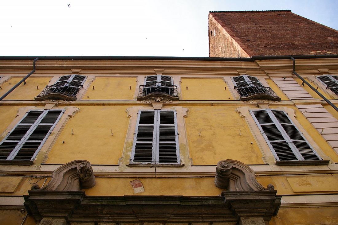 Veduta della facciata storica di Palazzo Gazelli ad Asti, sede della riunione operativa del Tavolo tecnico per la mobilità sostenibile.