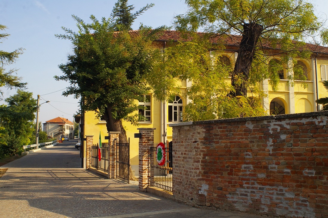 Veduta della Frazione Mongovone di Isola d Asti, sede presso Palazzo Generale Govone dell incontro di studio ed approfondimento della proposta di Legge regionale su "Disposizioni per la tutela, la valorizzazione e il pieno impiego della rete ferroviaria regionale".