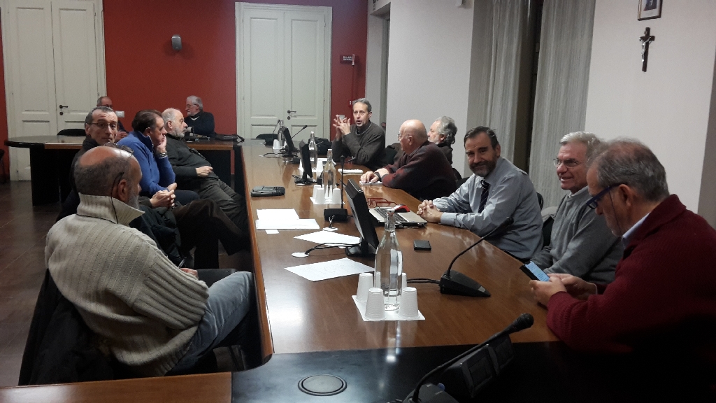 Incontro del Tavolo tecnico per la mobilità sostenibile con un contributo di Riflessione da parte di Mario Didier. Nella foto i partecipanti da (sx in senso orario): Alessandro Mortarino, Renato Berzano, Guido Enrico Nebiolo, Vittorio Fiore, Claudio Lano, Aldo Pavanello, Mario Didier, Giancarlo Dapavo, Erildo Ferro, Marco Devecchi, Gigi Fiore e Gilberto Balarello [Foto di Angelo Porta].