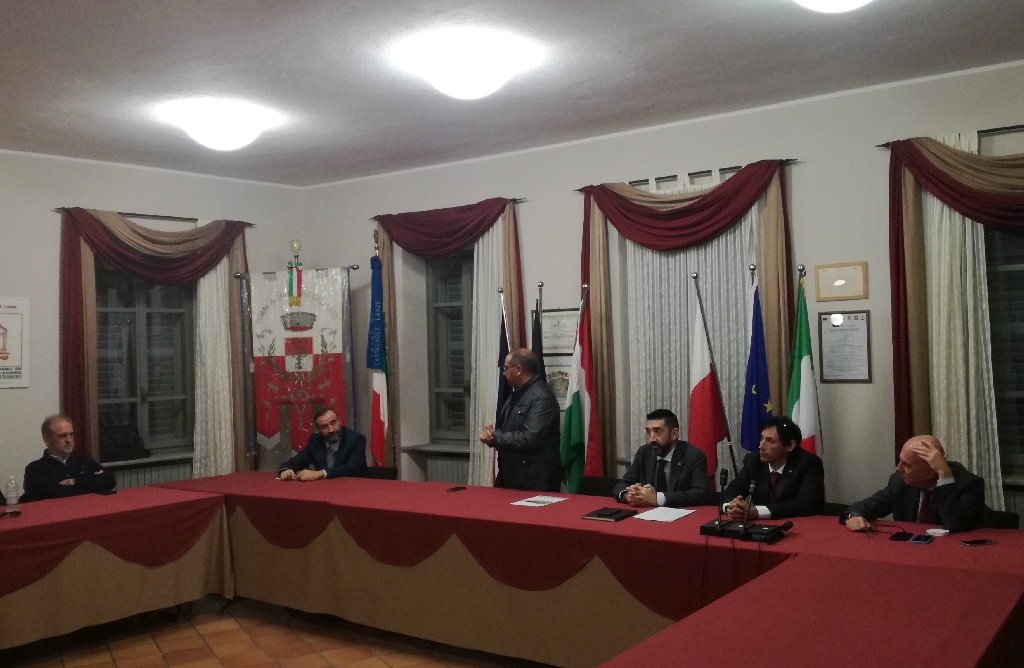 Saluto introduttivo da parte del Sindaco Carlo Mancuso di Castagnole delle Lanze all incontro organizzato dal Tavolo tecnico per la mobilità sostenibile [Foto di Riccardo Palma].