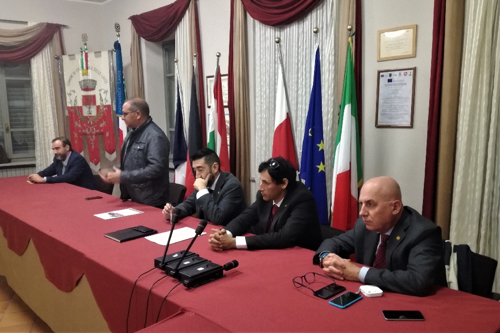 Saluto introduttivo del Sindaco Carlo Mancuso di Castagnole delle Lanze al XXV riunione del Tavolo tecnico per la mobilità sostenibile con le amministrazioni locali e Fondazione FS per organizzare l inaugurazione della Linea ferroviaria Asti -Castagnole delle Lanze. Al Tavolo dei relatori da (sx): Marco Devecchi, Carlo Mancuso, Claudio Calvelli e Pietro Fattori [Foto di Riccardo Palma].