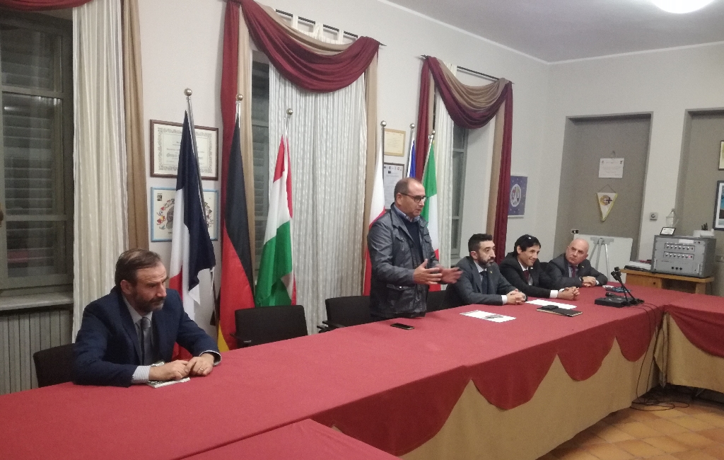 Saluto introduttivo del Sindaco Carlo Mancuso di Castagnole delle Lanze al XXV riunione del Tavolo tecnico per la mobilità sostenibile con le amministrazioni locali e Fondazione FS per organizzare l inaugurazione della Linea ferroviaria Asti -Castagnole delle Lanze. Al Tavolo dei relatori da (sx): Marco Devecchi, Carlo Mancuso, Claudio Calvelli e Pietro Fattori [Foto di Riccardo Palma].