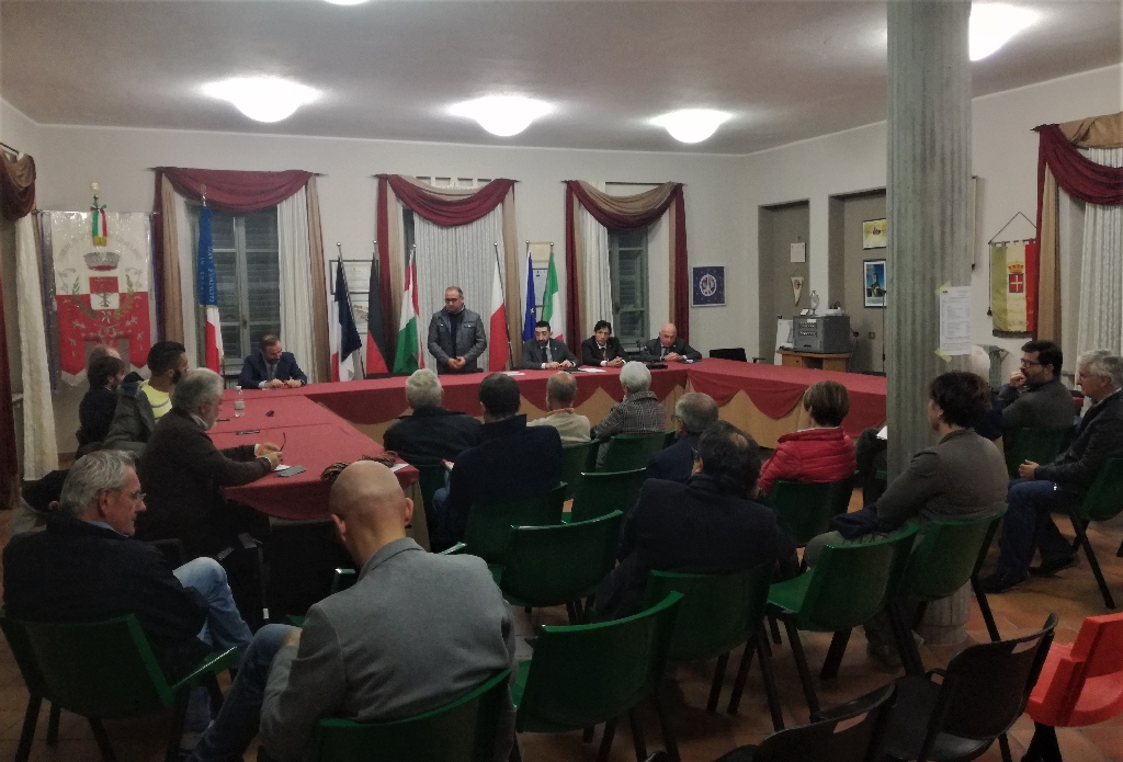 Saluto introduttivo del Sindaco Carlo Mancuso di Castagnole delle Lanze al XXV riunione del Tavolo tecnico per la mobilità sostenibile con le amministrazioni locali e Fondazione FS per organizzare l inaugurazione della Linea ferroviaria Asti -Castagnole delle Lanze. Al Tavolo dei relatori da (sx): Marco Devecchi, Carlo Mancuso, Caludio Calvelli e Pietro Fattori [Foto di Riccardo Palma].