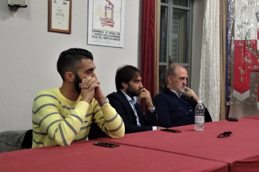 Al Tavolo dei relatori: Mirko Grieco (Vice Sindaco di Isola d Asti), Simone Nosenzo (Sindaco di Nizza Monferrato) e Gilberto Balarello (Sindaco di Neive) [Foto di Tommaso Gavazza].