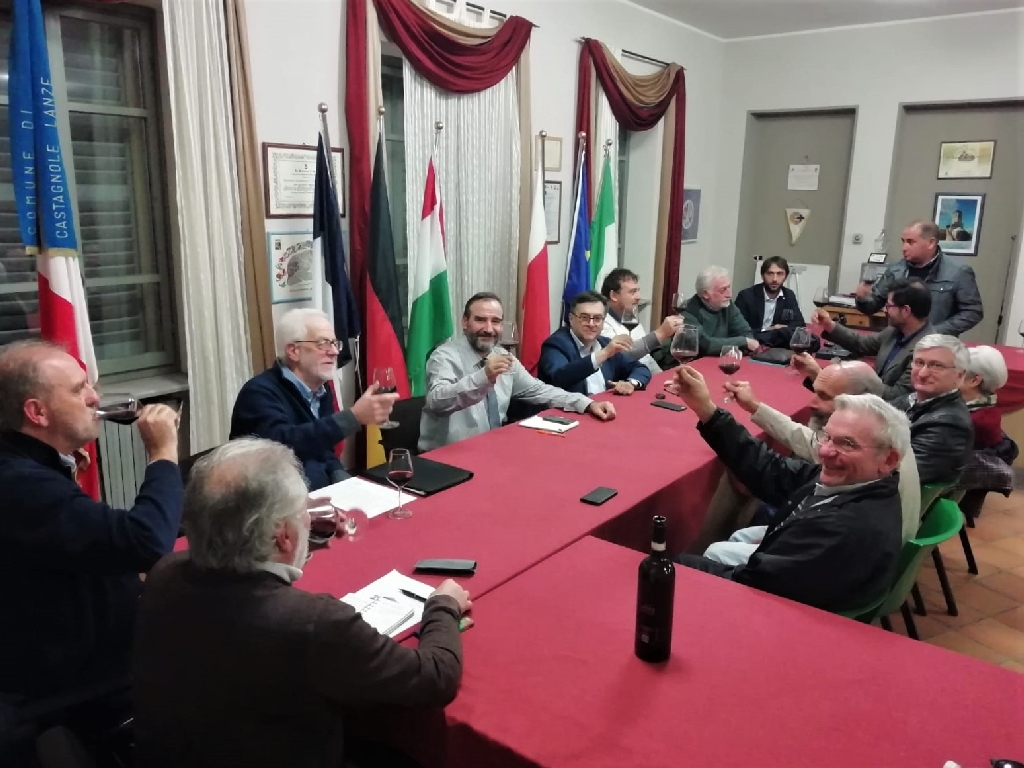 Brindisi al treno storico e al territorio con l ottimo vino prodotto dal Comune di Castagnole delle Lanze con l importante iniziativa "Adotta un filare". Nella foto (da sx in basso e in senso orario): Giancarlo Dapavo, Gilberto Balarello, Gianluigi Arrigotti, Marco Devecchi, Roberto Cerrato, Riccardo Palma, Aldo Pavanello, Simone Nosenzo, Carlo Mancuso, Silvio Garlasco, Laurana Lajolo, Angelo Porta, Sandro Mortarino e Gigi Fiore [Foto di Tommaso Gavazza].