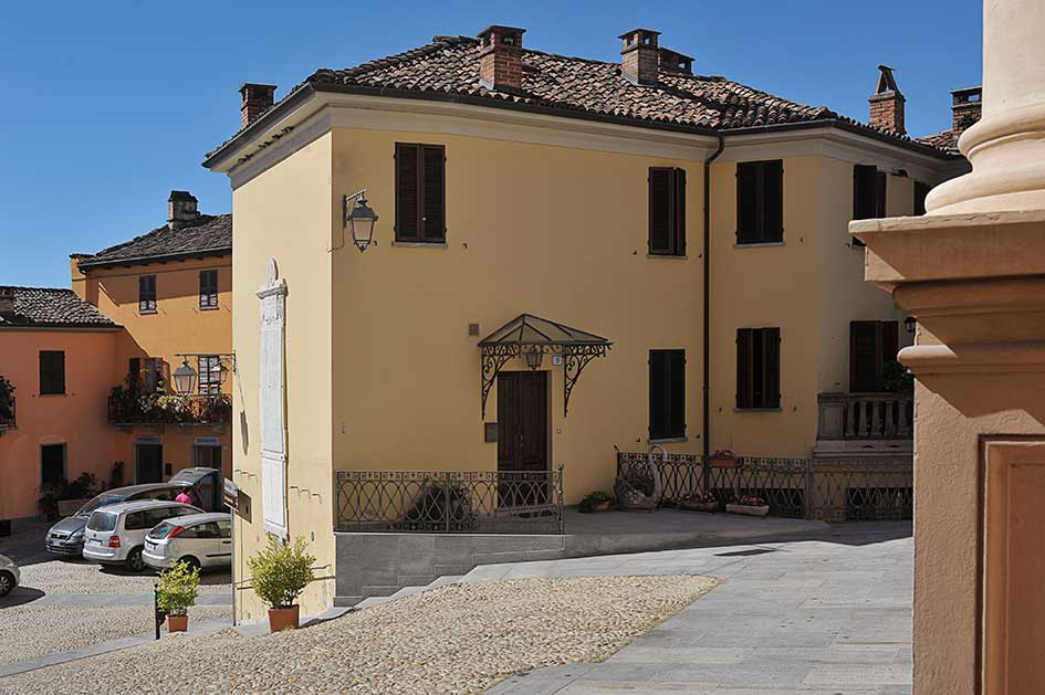 Veduta del bellissimo centro storico di Castagnole delle Lanze presso il cui Municipio si è tenuta la XXV riunione del Tavolo tecnico per la mobilità sostenibile con le amministrazioni locali e Fondazione FS per organizzare l inaugurazione della Linea ferroviaria Asti -Castagnole delle Lanze dopo sei anni di inattività con il viaggio del Treno storico, domenica 11 novembre 2018 [Foto di Bruno Accommasso].