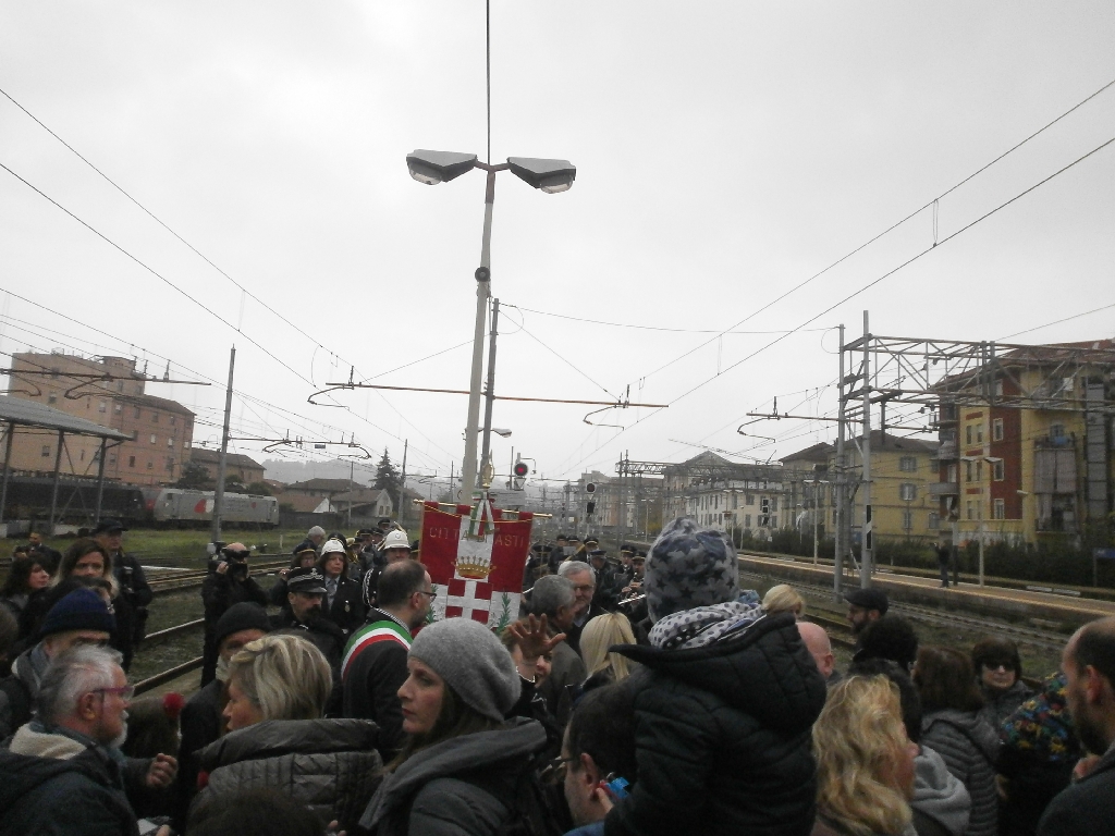Pubblico e banda musicale per l arrivo ad Asti del treno storico a vapore.