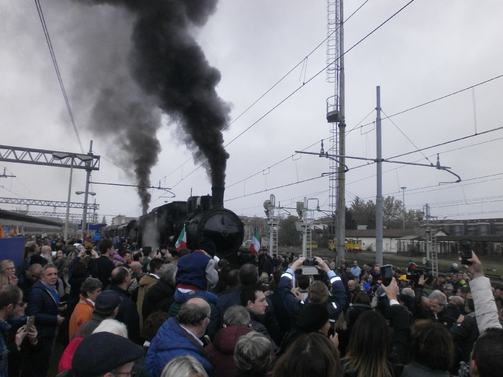 Pubblico presente all arrivo ad Asti del Treno storico a vapore.