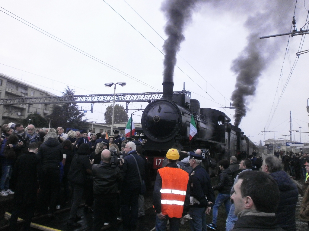 Pubblico presente all arrivo ad Asti del Treno storico a vapore.