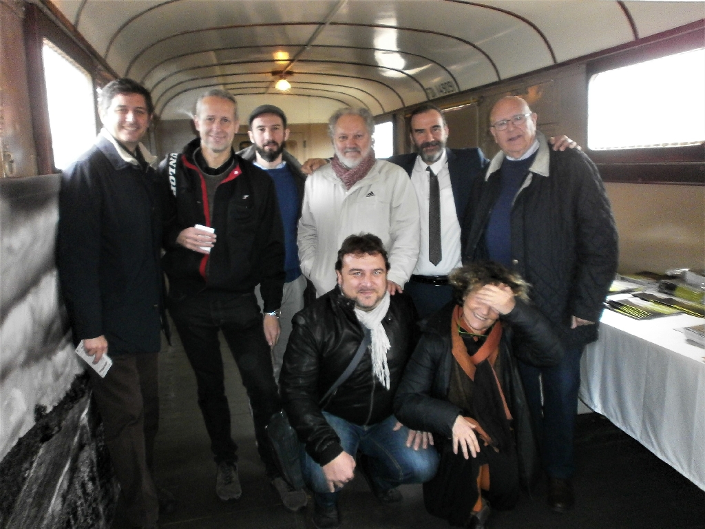 Foto ricordo con i membri del Tavolo tecnico per la mobilità sostenibile in occasione del viaggio inaugurale del treno storico. Da (sx): Giovanni Currado (Presidente del Tavolo tecnico), Mario Didier, Federico Valetti, Giancarlo Dapavo, Riccardo Palma, Marco Devecchi e Erildo Ferro.