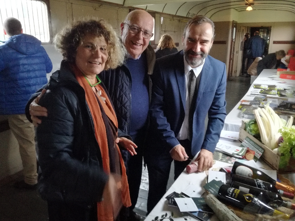 Aiuto da parte dei membri del Tavolo tecnico per offrire ai viaggiatori le specialità del territorio [Foto di Riccardo Palma].