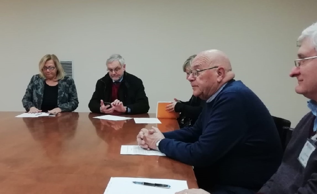 Avvio dei lavori della riunione del Tavolo tecnico. Al Tavolo da (sx): Angela Motta (Vice Presidente del Consiglio regionale del Piemonte), Francesco Balocco (Assessore regionale ai trasporti), Rosanna Martini (Assessore Trasporti del Comune di Alba), Gilberto Balarello (Sindaco di Neive), Erildo Ferro (Osservatorio del paesaggio) e Angelo Porta (Legambiente Valtriversa) [Foto di Tommaso Gavazza].