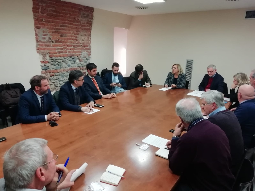 Incontro del Tavolo tecnico per la mobilità sostenibile con l Assessore ai trasporti della Regione Piemonte, Dott. Francesco Balocco, presso Palazzo Lascaris a Torino, sede del Consiglio regionale del Piemonte. Nella foto (da SX in basso in senso orario):  Gigi Fiore (FIAB), Marco Devecchi (Osservatorio del paesaggio), Roberto Cerrato (Direttore dell Associazione per il Patrimonio dei paesaggi vitivinicoli di Langhe-Roero e Monferrato), Giovanni Currado (Presidente del Tavolo tecnico per la Mobilità sostenibile), Federico Valetti (Consigliere regionale e Vice Presidente della Commissione trasporti), Silvio Garlasco (Giornalista), Angela Motta (Consigliere regionale e Vice Presidente del Consiglio regionale del Piemonte), Francesco Balocco (Assessore regionale ai trasporti), Rosanna Martini (Assessore Trasporti del Comune di Alba), Gilberto Balarello (Sindaco di Neive), Erildo Ferro (Osservatorio del paesaggio), Angelo Porta (Legambiente Valtriversa) e Aldo Pavanello (Esperto di trasporti ferroviari) [Foto di 