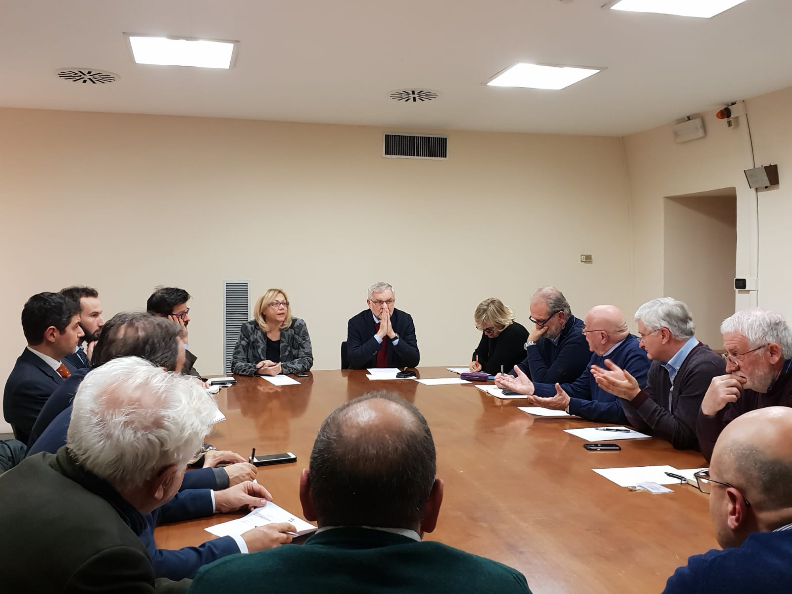 Incontro del Tavolo tecnico per la mobilità sostenibile con l Assessore ai trasporti della Regione Piemonte, Dott. Francesco Balocco, presso Palazzo Lascaris a Torino, sede del Consiglio regionale del Piemonte. Nella foto (da SX in basso in senso orario): Carlo Mancuso (Sindaco di Castagnole delle Lanze), Dino Barrera, Marco Devecchi (Osservatorio del paesaggio), Roberto Cerrato (Direttore dell Associazione per il Patrimonio dei paesaggi vitivinicoli di Langhe-Roero e Monferrato), Giovanni Currado (Presidente del Tavolo tecnico per la Mobilità sostenibile), Federico Valetti (Consigliere regionale e Vice Presidente della Commissione trasporti), Silvio Garlasco (Giornalista), Angela Motta (Consigliere regionale e Vice Presidente del Consiglio regionale del Piemonte), Francesco Balocco (Assessore regionale ai trasporti), Rosanna Martini (Assessore Trasporti del Comune di Alba), Gilberto Balarello (Sindaco di Neive), Erildo Ferro (Osservatorio del paesaggio), Angelo Porta (Legambiente Valtriversa) e Aldo Pavanell