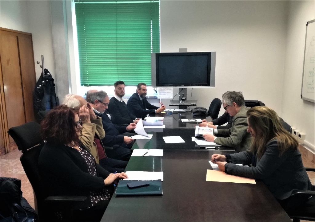 Momento della riunione della Rete degli Osservatori del paesaggio del Piemonte con l Assessore Alberto Valmaggia all Urbanistica della Regione Piemonte per l esame di un Protocollo d Intesa sui temi di comune interesse sul paesaggio. Nella foto (da sx in basso in senso orario): Roberta Ranuschio (Osservatorio per il paesaggio delle valli Alta Bormida e Uzzone), Valerio Di Battista (Osservatorio del Paesaggio del Monferrato casalese) e Silvio Veglio (Osservatorio per la Tutela del Paesaggio di Langhe e Roero), Ruggero Barenghi (Osservatorio del paesaggio dell Ovest Ticino e Bassa Novarese), Fabrizio Aimar e Marco Devecchi (osservatorio del Paesaggio del Monferrato e dell Astigiano), Diego Corradin (Osservatorio del paesaggio dell Anfiteatro morenico di Ivrea), Luca Battaglini (Osservatorio dei Parchi del Po e della collina torinese) e Daniela Bosia (Osservatorio del paesaggio del Mongioie e Presidente della Rete degli Osservatori del Paesaggio del Piemonte) [Foto di Riccardo Palma].
