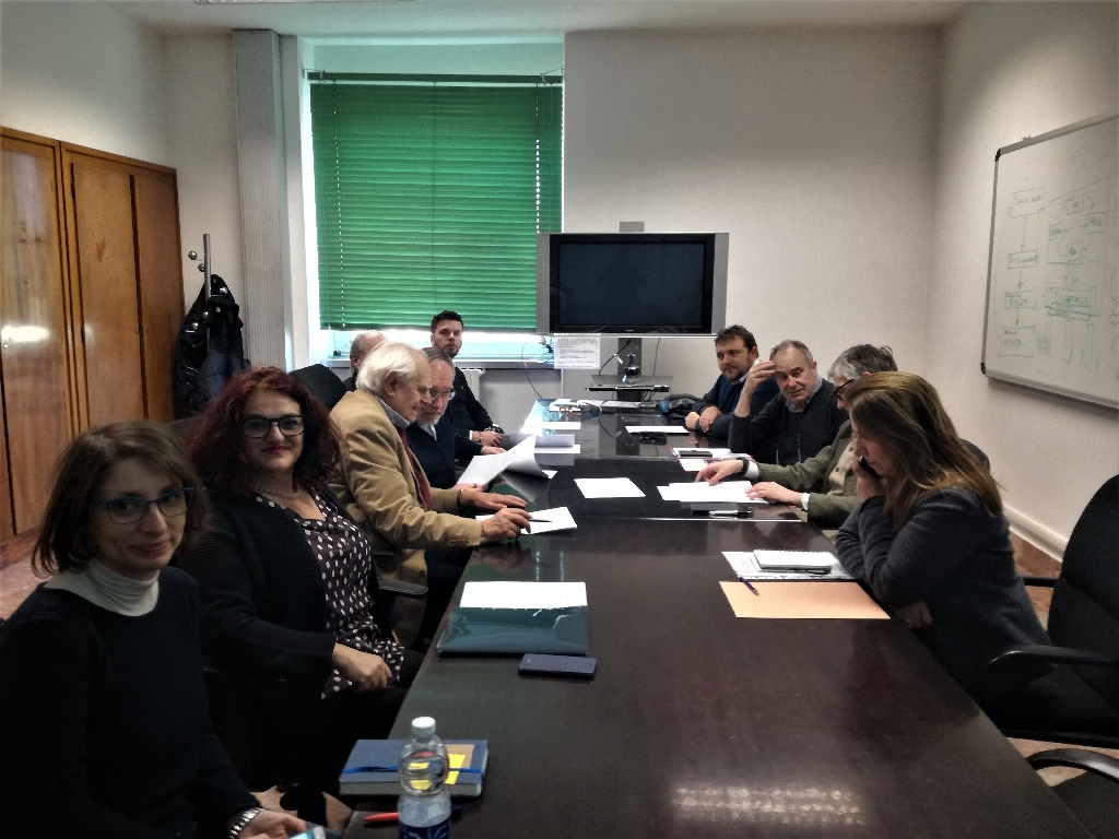 Momento della riunione della Rete degli Osservatori del paesaggio del Piemonte con l Assessore Alberto Valmaggia all Urbanistica della Regione Piemonte per l esame di un Protocollo d Intesa sui temi di comune interesse sul paesaggio. Nella foto (da sx in basso in senso orario): Stefania Guarini (Osservatorio dei Parchi del Po e della collina torinese), Roberta Ranuschio (Osservatorio per il paesaggio delle valli Alta Bormida e Uzzone), Valerio Di Battista (Osservatorio del Paesaggio del Monferrato casalese) e Silvio Veglio (Osservatorio per la Tutela del Paesaggio di Langhe e Roero), Ruggero Barenghi (Osservatorio del paesaggio dell Ovest Ticino e Bassa Novarese), Fabrizio Aimar, Marco Devecchi e Riccardo Palma (Osservatorio del Paesaggio del Monferrato e dell Astigiano), Diego Corradin (Osservatorio del paesaggio dell Anfiteatro morenico di Ivrea), Luca Battaglini (Osservatorio dei Parchi del Po e della collina torinese) e Daniela Bosia (Osservatorio del paesaggio del Mongioie e Presidente della Rete degli O