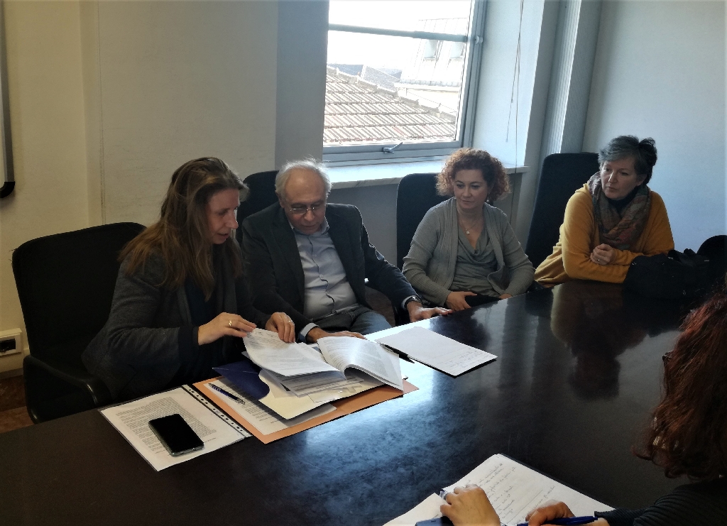 Illustrazione da parte del Presidente Daniela Bosia della Rete degli Osservatori del Paesaggio del Piemonte all Arch. Giovanni Paludi del Settore Urbanistica della Regione Piemonte della Proposta di Protocollo di collaborazione sui temi di comune interesse sul paesaggio [Foto di Riccardo Palma].