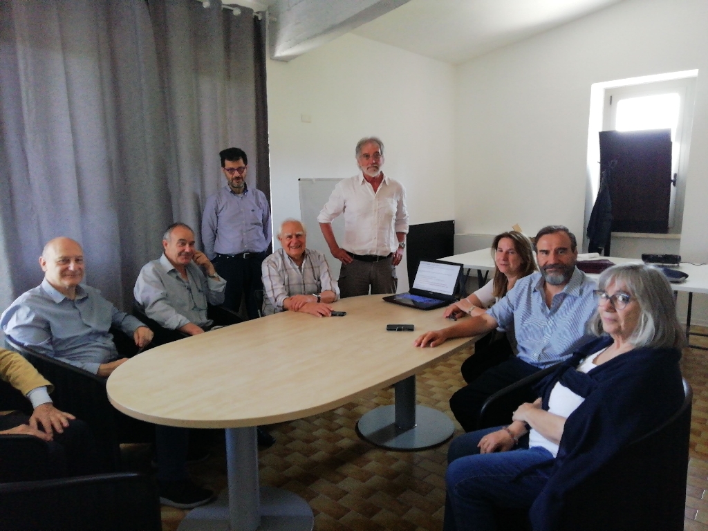 Riunione della Rete degli Osservatori del Paesaggio Piemonte di presentazione dell esperienza "Patrimonio Vignale: programmi di lungo periodo" Centro di Cultura del Paesaggio a Vignale - Frazione San Lorenzo (Sede della Croce Rossa Italiana). Nella Foto da (sx in senso orario): Carlo Bidone, Diego Corradin, Silvio Garlasco, Valerio Di Battista, Franco Olivero, Daniela Bosia e Marco Devecchi.