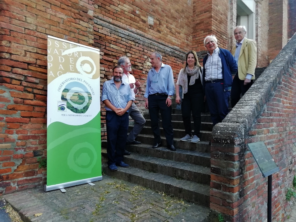 Foto ricordo al ingresso della Mostra conclusiva del progetto: "Patrimonio Vignale programmi di lungo periodo" presso la Chiesa dell Addolorata a Vignale Monferrato.