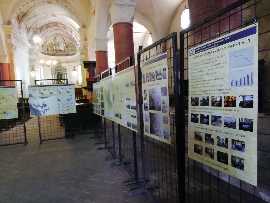 Foto della Mostra conclusiva del progetto "Patrimonio Vignale programmi di lungo periodo" curata dall Osservatorio del Paesaggio per il Monferrato Casalese presso la Chiesa dell Addolorata a Vignale Monferrato.
