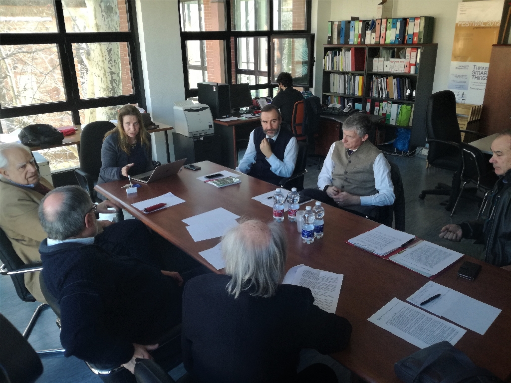 Momento della riunione di coordinamento della Rete degli Osservatori del paesaggio del Piemonte per la messa a punto di un Protocollo d intesa con la Regione Piemonte. Nella foto (da sx in basso in senso orario): Marco Devecchi (Osservatorio del paesaggio per il Monferrato e l Astigiano), Luca Battaglini (Osservatorio dei Parchi del Po e della collina torinese), Diego Corradin (Osservatorio del paesaggio per l Anfiteatro morenico di Ivrea), Riccardo Palma (Osservatorio del paesaggio per il Monferrato e l Astigiano), Ruggero Barenghi (Osservatorio del Paesaggio dell Ovest Ticino e della Bassa Novarese), Silvio Veglio (Osservatorio per la Tutela del Paesaggio di Langhe e Roero), Valerio Di Battista (Osservatorio del Paesaggio del Monferrato casalese) e Daniela Bosia (Osservatorio del paesaggio del Mongioie e Presidente della Rete degli Osservatori del Paesaggio del Piemonte) [Foto di Riccardo Palma].