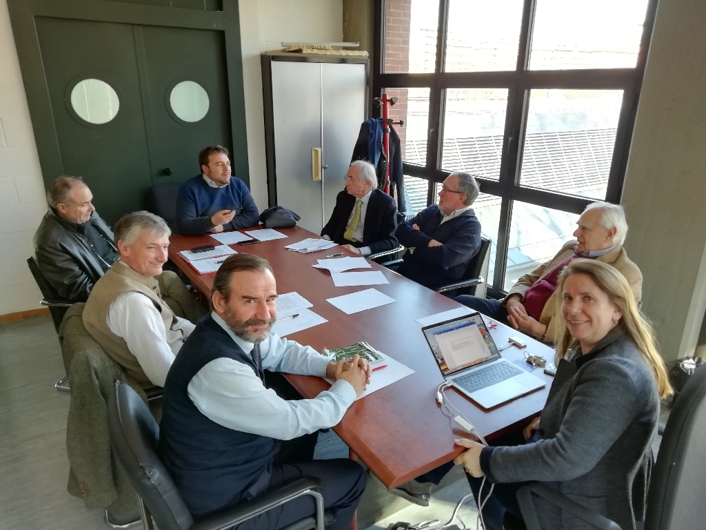 Momento della riunione di coordinamento della Rete degli Osservatori del paesaggio del Piemonte per la messa a punto di un Protocollo d intesa con la Regione Piemonte. Nella foto (da sx in basso in senso orario): Marco Devecchi (Osservatorio del paesaggio per il Monferrato e l Astigiano), Luca Battaglini (Osservatorio dei Parchi del Po e della collina torinese), Diego Corradin (Osservatorio del paesaggio per l Anfiteatro morenico di Ivrea), Riccardo Palma (Osservatorio del paesaggio per il Monferrato e l Astigiano), Ruggero Barenghi (Osservatorio del Paesaggio dell Ovest Ticino e della Bassa Novarese), Silvio Veglio (Osservatorio per la Tutela del Paesaggio di Langhe e Roero), Valerio Di Battista (Osservatorio del Paesaggio del Monferrato casalese) e Daniela Bosia (Osservatorio del paesaggio del Mongioie e Presidente della Rete degli Osservatori del Paesaggio del Piemonte) [Foto di Lorenzo Savio].