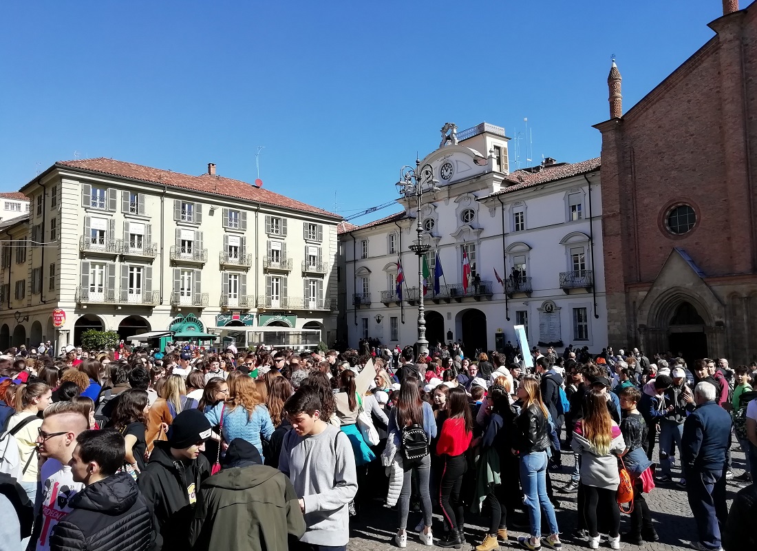 Veduta della numerosa e partecipata manifestazione ad Asti del "Global strike for future" a favore dell ambiente.