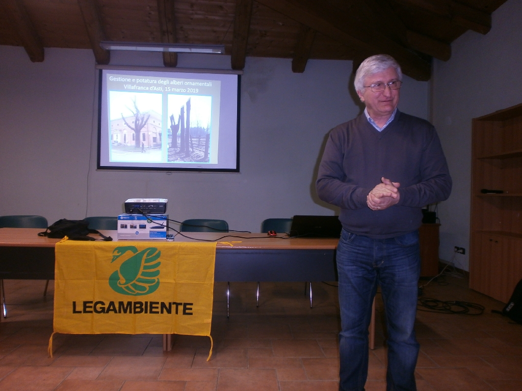 Avvio dell incontro di studio sulla potatura degli alberi ornamentali da parte di Angelo Porta (Presidente del Circolo Legambiente Valtriversa).