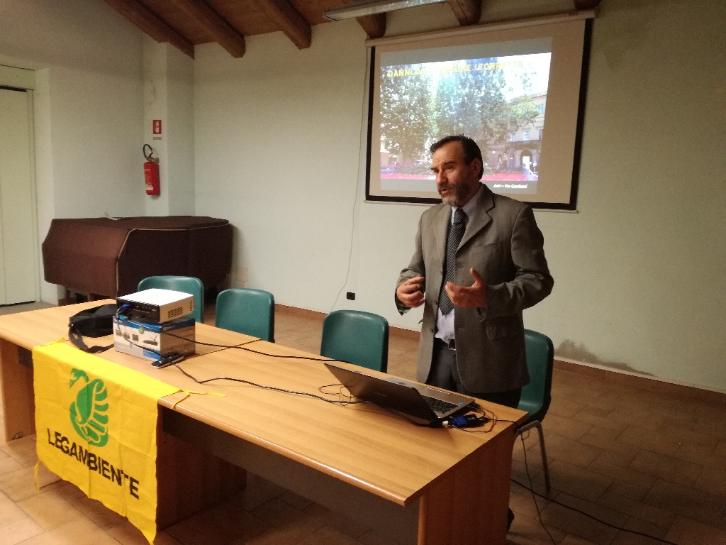 Relazione di Marco Devecchi su "Potature del verde ornamentale" all Incontro di studio sulla Gestione e Potatura degli alberi ornamentali presso la Sala "Renato Bordone" a Villafranca d Asti [FOTO di Riccardo Palma].