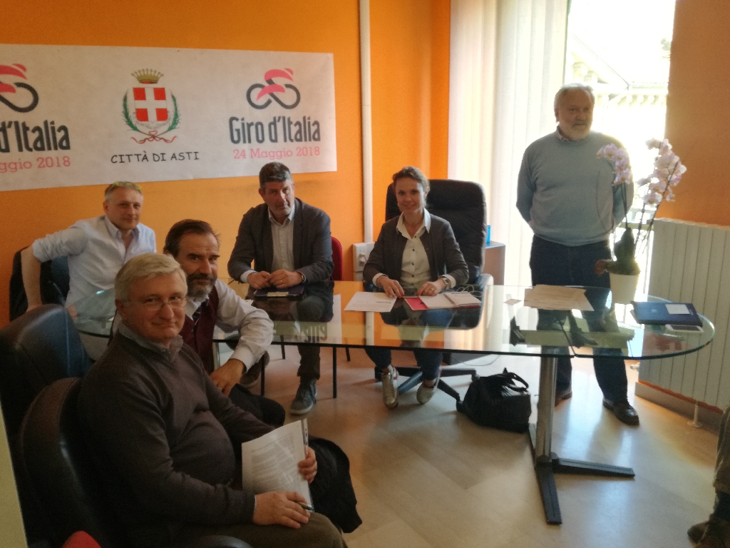 Momento della riunione operativa presso l Assessorato alle infrastruture del Comune di Asti per la definizione delle soluzioni operative per la riqualificazione del Viale alberato di Corso Torino ad Asti. Nella foto da (sx): Riccardo Palma (Ordine degli Ingegneri della Provincia di Asti), Angelo Porta (Presidente del Circolo Legambiente Valtriversa), Marco Devecchi (Osservatorio del Paesaggio),  Claudio Ferrero e  Gilberto Belinghieri (Comune di Asti), Assessore Stefania Morra alle infrastrutture del Comune di Asti, Giancarlo Dapavo (Presidente del Circolo Legambiente Gaia di Asti), Massimo Tirone (Agronomo), Fabrizio Rapetto e Giovanni Maggiorotto (Associazione Italiana Professionisti del Verde) e Mirella Zitti.