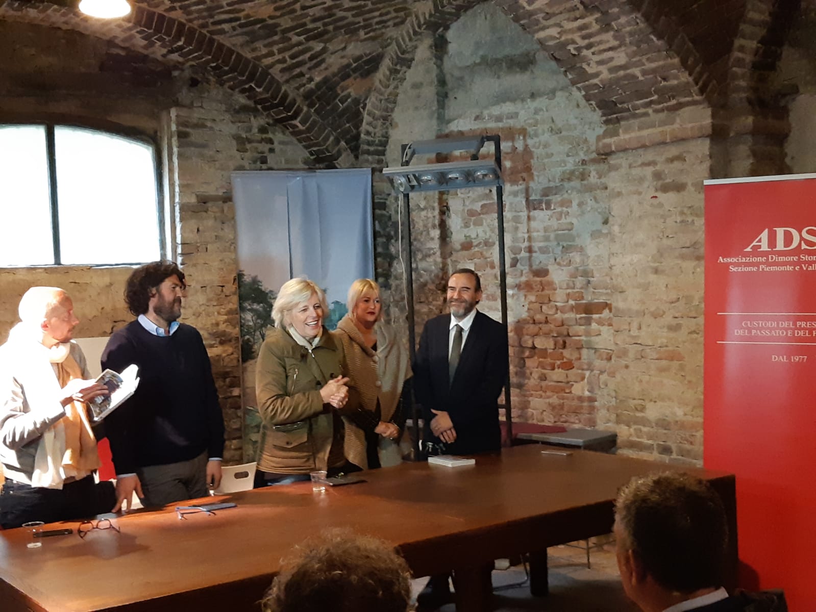 Foto ricordo al termine della presentazione del Libro "111 luoghi di Langhe, Roero e Monferrato che devi proprio scoprire" di Alessandro Martini e Maurizio Francesconi nell ambito della IX Giornata Nazionale ADSI presso le Cantine Storiche Palazzo Gazelli ad Asti alla presenza degli Autori, dell Assessore regionale al turismo Antonella Parigi, dell Assessore al Turismo del Comune di Asti, Loretta Bologna e del Prof. Marco Devecchi dell Università di Torino.