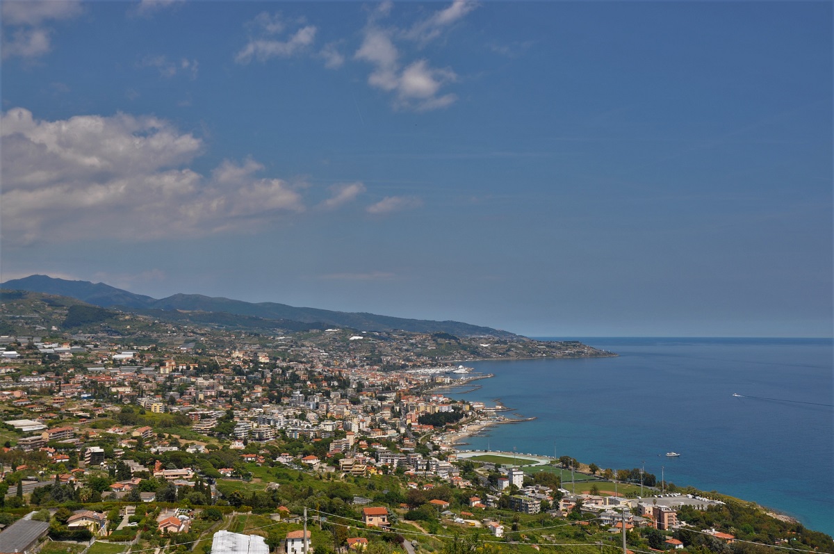 Veduta della Città di Sanremo, capitale della floricoltura nel Ponente ligure: una realtà di grande importanza da un punto di vista storico, sociale ed economico.