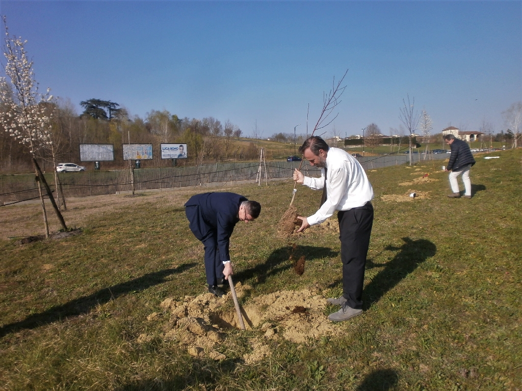 Messa a dimora di un nuovo albero nel Parco della salute dell'Ospedale Cardinal Massaia da parte del Prof. Marco Devecchi dell'Osservatorio del Paesaggio per il Monferrato e l'Astigiano.
