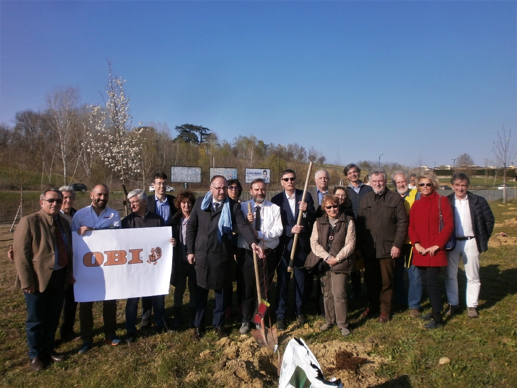 Foto ricordo della piantagione dei nuovi alberi nel Parco della salute dell Ospedale Cardinal Massaia di Asti. Nella foto da (sx): Giuseppe Ugonia (Sindaco di Calosso), Matteo Risso, Angelo Porta(Presidente del Circolo Legambiente Valtriversa), Giovanni Messori Ioli (Commissario dell'ASL di Asti), Maurizio Rasero (Sindaco di Asti), Marco Devecchi (Presidente dell Osservatorio del paesaggio per il Monferrato e l Astigiano), Cristina Chialvi (ASL di Asti), Mario Sacco (Presidente della Fondazione Cassa di Risparmio di Asti), Cristina Torretta (ASL di Asti), Renato Parisio (Preside dell Istituto agrario G. Penna di Asti), Tiziana Stobbione (ASL di Asti), Michelino Musso (Referente per il Progetto Culturale della Diocesi di Asti), Giancarlo Dapavo (Presidente del Circolo Legambiente Gaia di Asti), Marica Chiola (Ordine degli Architetti di Asti) e Alberto Testa (Associazione Albero Gemello) [FOTO di Elena Cerrato].